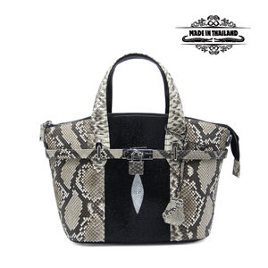 MN загас цүнх 2 нуруутай урдаа гоёлын цоожтой дундаж могойн арьсан оруулга, бариултай хар