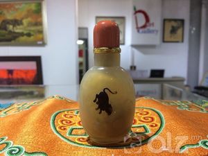 Дунд гарын мана хөөрөг 66,8 гр өөрөөсөө хулгана сийлбэртэй, мана хөөрөг хуучин цагийн хийцээр хийсэн 23,6 гр толгойн нийт жин, хуучны шүрэн толгойтой алтан нуухтай , мөнгөн тольтой ясан халбагатай Амны хэмжээ: 20 мм НИЙТ Өндөр:68 мм Өргөн:54 мм