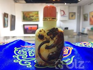 Дунд гарын өөрөөсөө сийлбэртэй хаш 30,1гр хуучны шүрэн толгой, 999 цул алтан нуухтай, тольтой ясан халбагатай